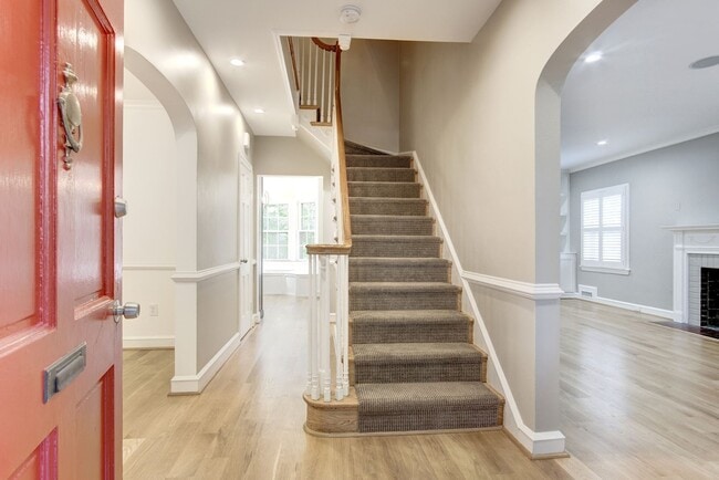 Foto del edificio - Newly Renovated 4 BD, 3.5 BA Stately Colon...