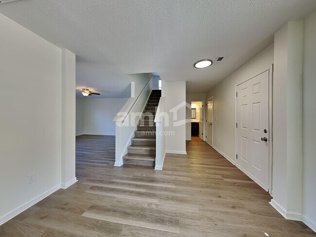 Foto del edificio - 611 Westbury Way