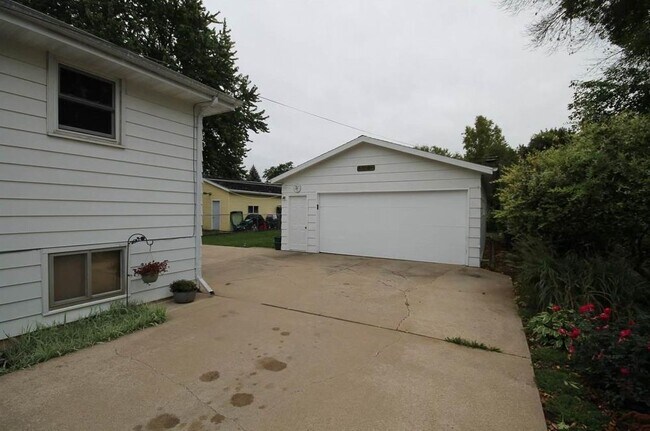 Building Photo - Nice 3 Bedroom Home