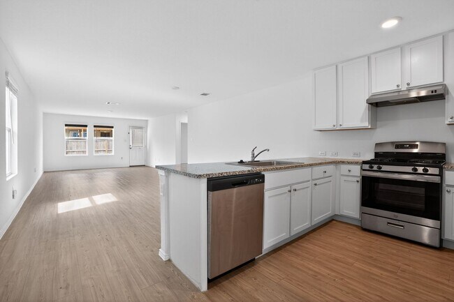 Foto del edificio - Like-New 4 Bed Home | No Carpet + Community Pool | Medina Valley ISD