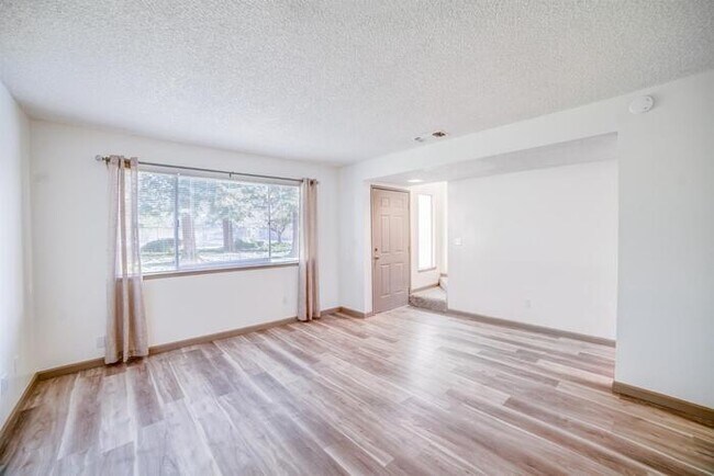 Foto del edificio - 5901 Bamford Dr