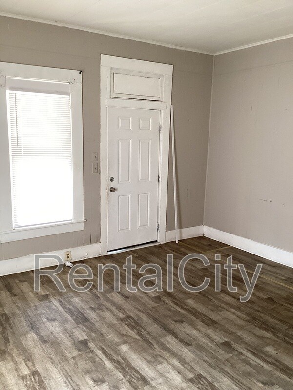 Building Photo - 207 Pleasant St