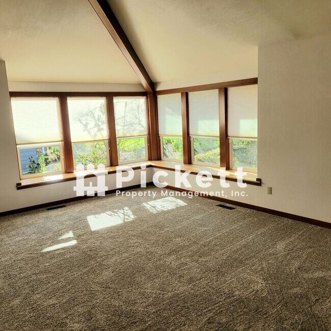 Building Photo - Beautiful 5 Bedroom Home in Silverdale wit...
