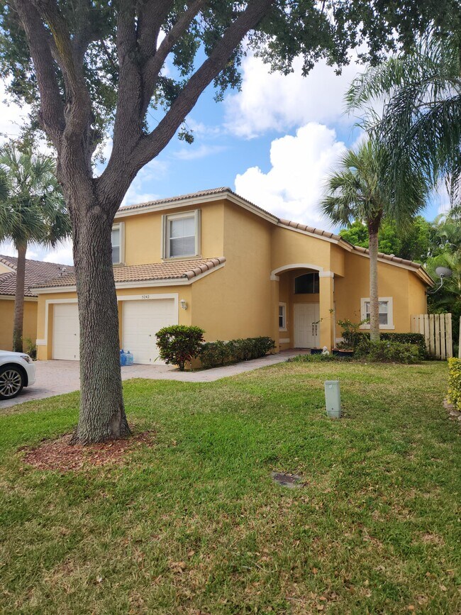 Foto del edificio - 5242 Victoria Cir