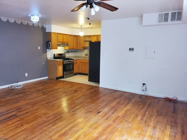 Building Photo - 968 Grove St