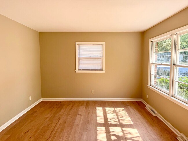 Foto del edificio - Three bedroom, 1.5 bath house in Burlington