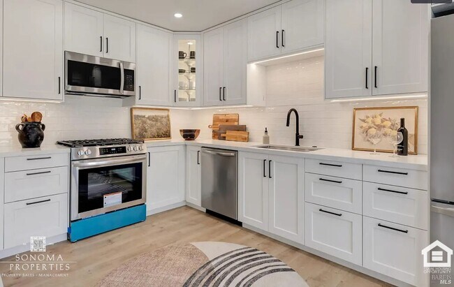 Building Photo - ***PRICE REDUCTION***  Modern Upstairs 2-B...