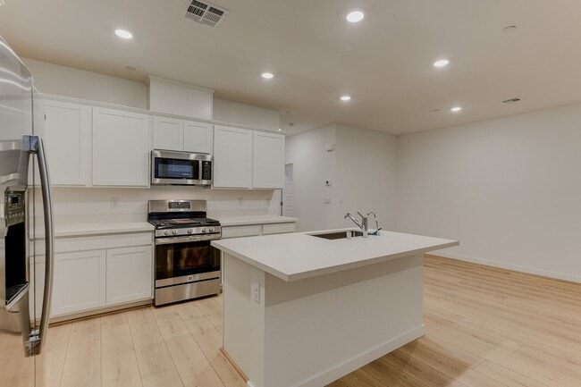 Building Photo - Modern Townhome Living in Henderson’s Historic Water District!