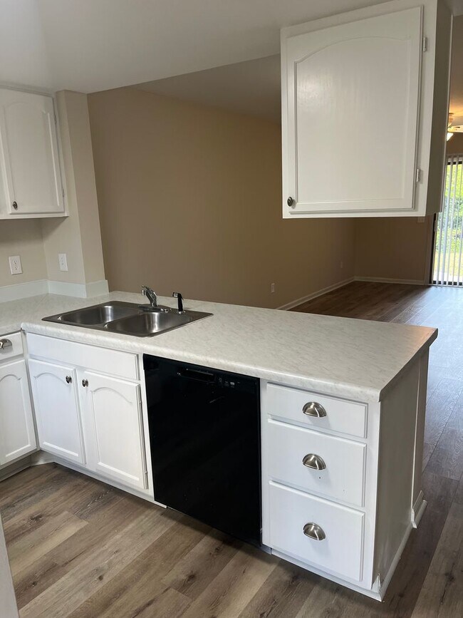 Building Photo - Condo in great location