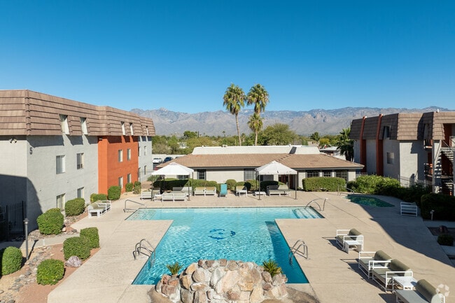 Pool and Spa - Toscana Cove Apartments