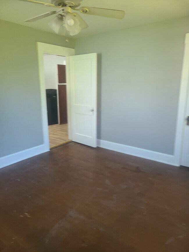 dormitorio al lado de la cocina - 52 Main St