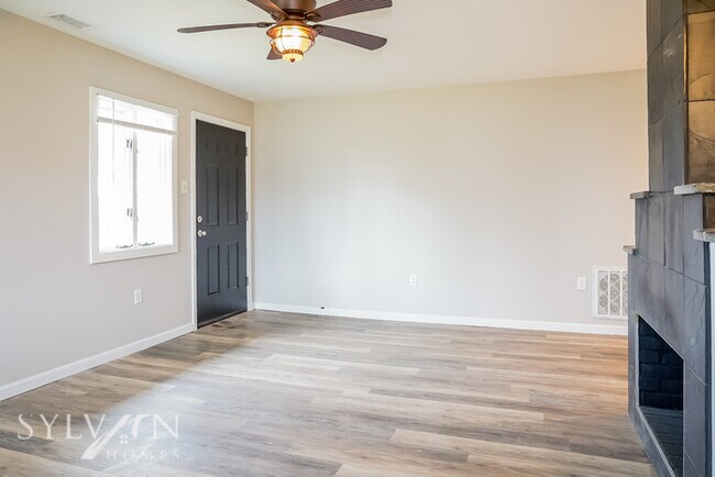 Building Photo - Feel right at home in this charming 3 bedr...