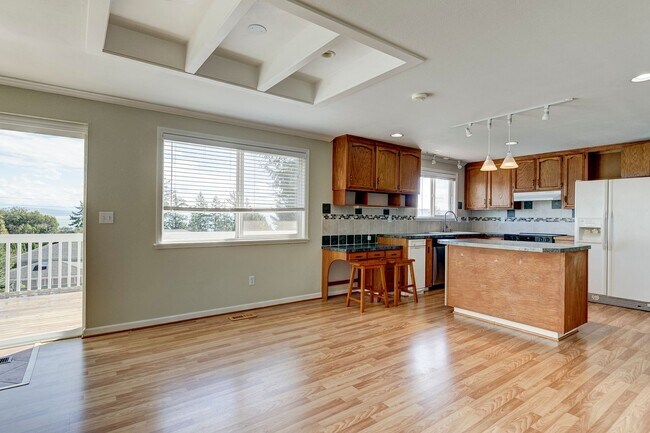 Foto del edificio - Spacious 2-Story Split-Level Home with Wat...