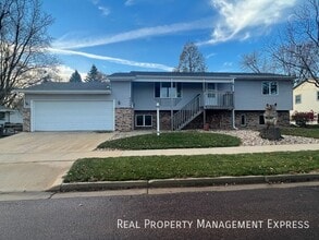 Building Photo - Stunning 4 Bedroom 2.5 Bath Home in South East Sioux Falls
