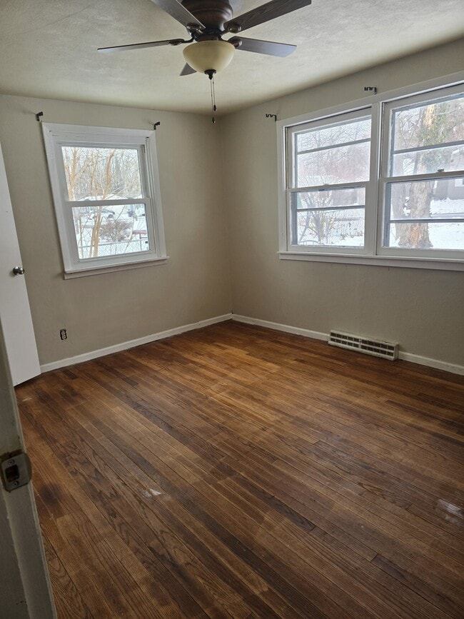 Building Photo - 1102 E Timber Dr