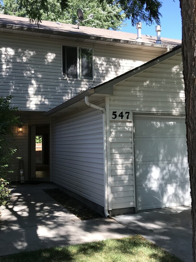Foto principal - 2 bedrooms 1.5 bathroom with large living ...