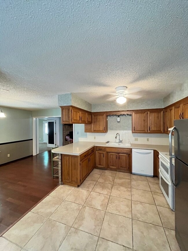 Foto del edificio - 4 bedrooms and 2 bath home, mature neighbo...