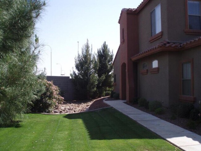Building Photo - 2 BEDROOM 2 BATH TOWNHOME IN CHANDLER WITH...