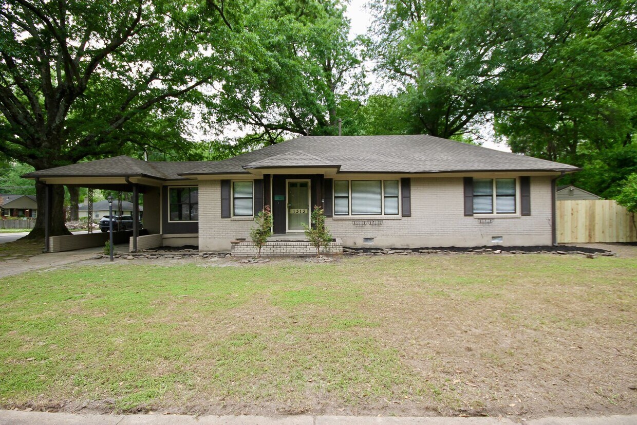 Foto principal - GORGEOUS SPACIOUS CORNER LOT HOME FOR RENT