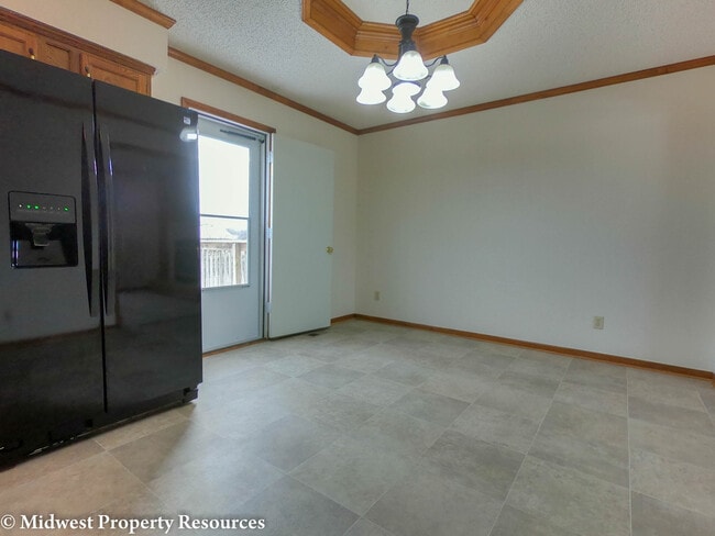 Building Photo - Clean and Fresh 3 Bedroom/2 Bath home in L...