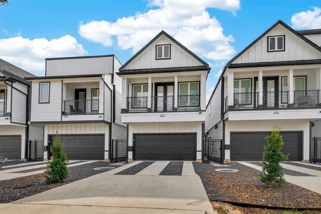 Building Photo - 910 W 21st St