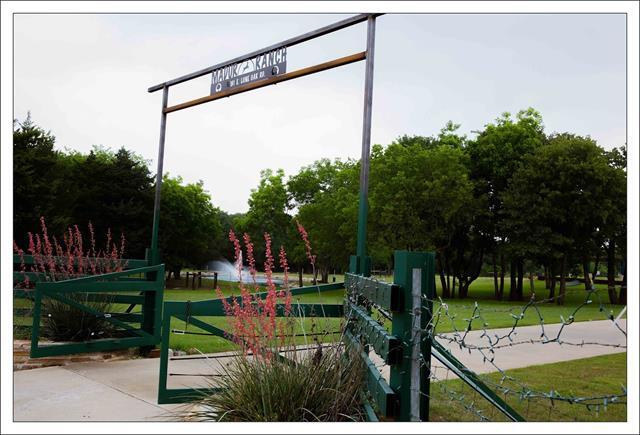 Foto del edificio - 6281 E Lone Oak Rd