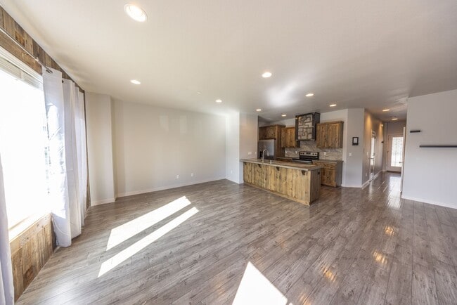 Building Photo - 3 bedroom home in Ridgefield w/ AC - Built...