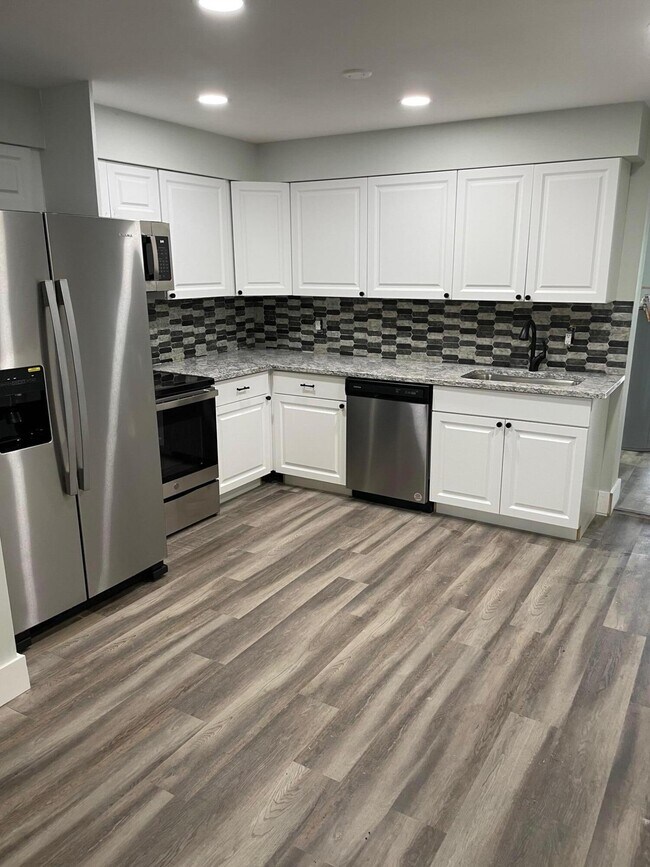 Foto del edificio - 595 Silver Beach Rd