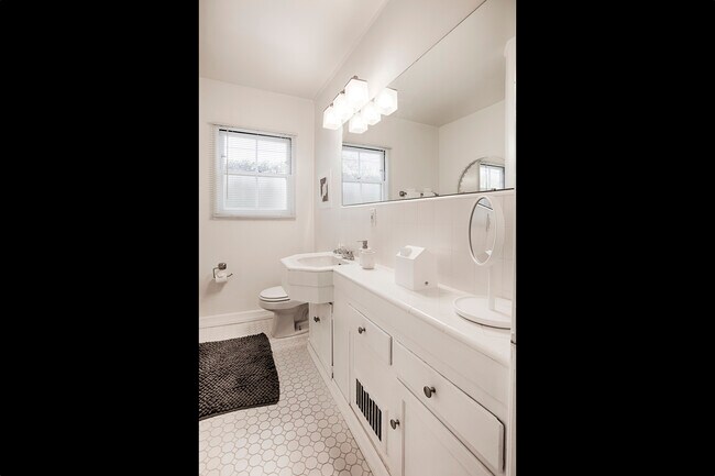 Bathroom - 1286 Devon Ave