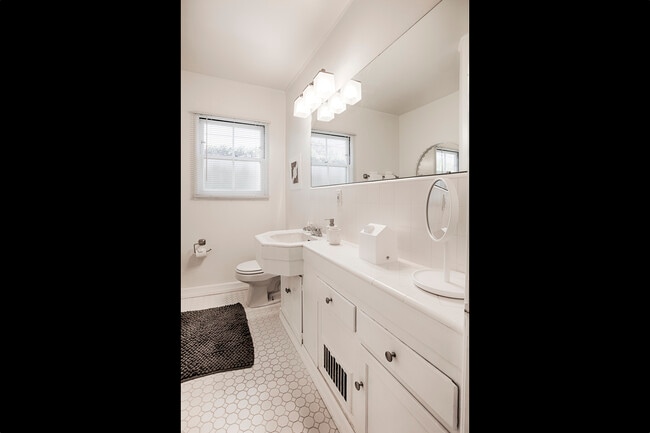 Bathroom - 1286 Devon Ave