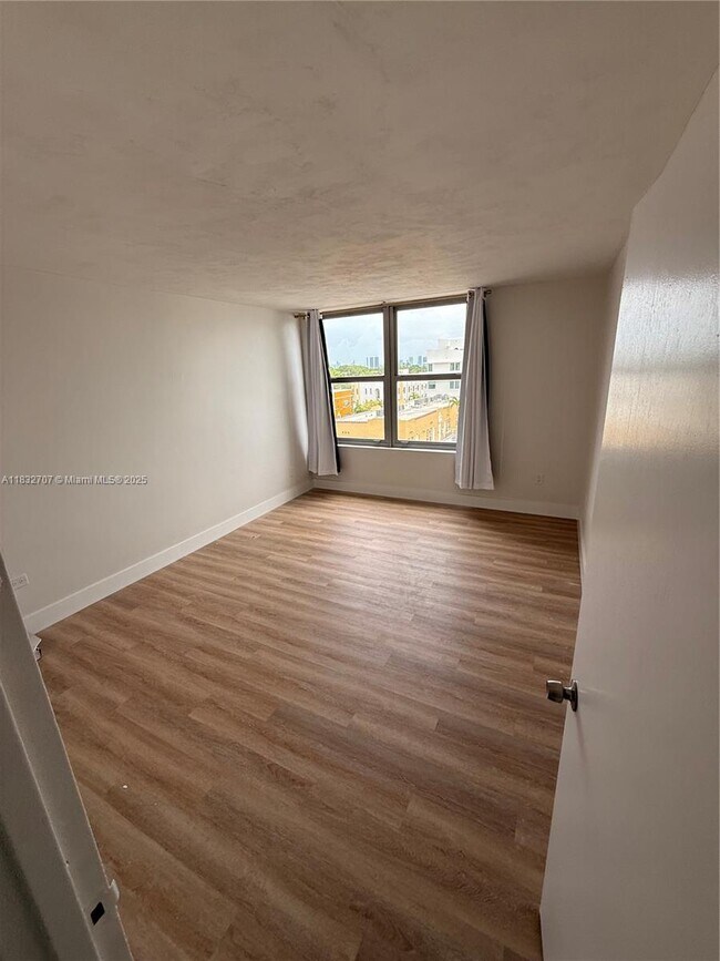 Building Photo - 2899 Collins Ave