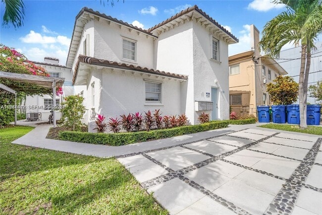 Foto del edificio - 6966 Byron Ave