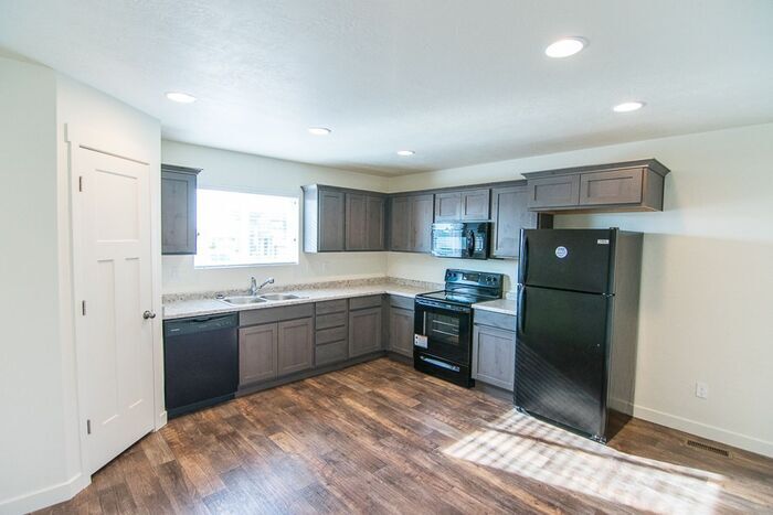 Primary Photo - 682 N 130 E