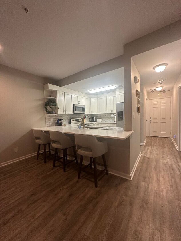 Primary Photo - Beautiful Condo walking distance to Grand ...