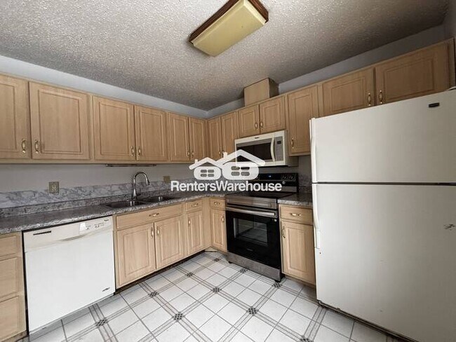 Building Photo - Available Now! Cozy 3 bedroom, 2 bathroom condo in prime Fridley location!