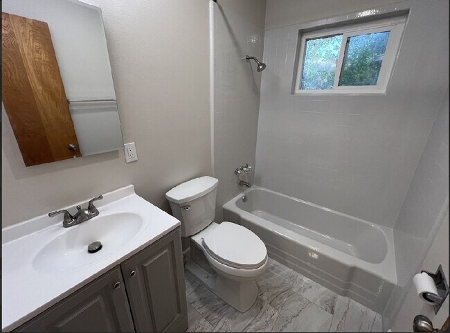 Foto del edificio - 6119-6121 Stanley Avenue