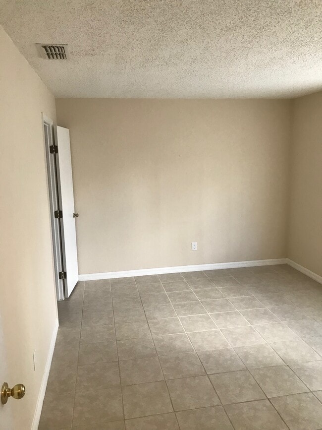 Building Photo - 19 Woodstone Ln