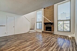 Building Photo - 13948 Hollowgreen Dr
