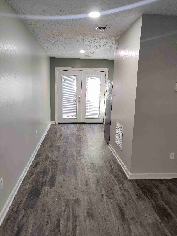 Building Photo - 4553 Valley View Dr