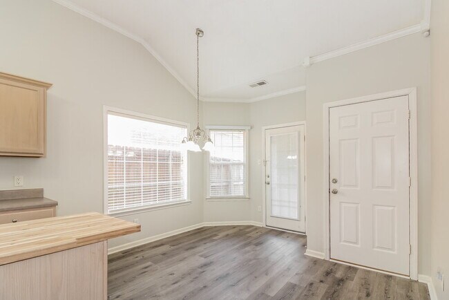 Building Photo - 8696 Eagle View Dr