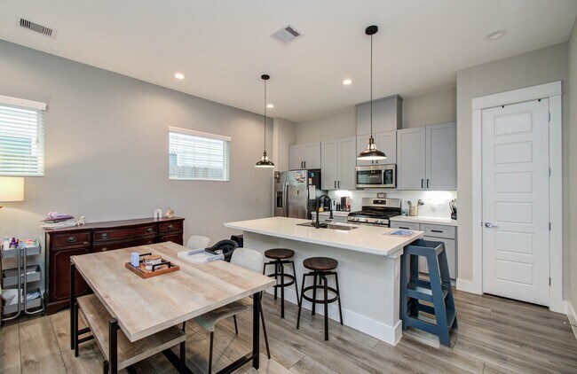 Building Photo - 1221 W Tidwell Rd