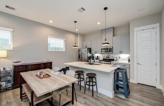 Building Photo - 1221 W Tidwell Rd