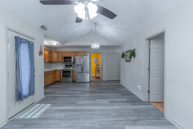 Building Photo - 3 bed 1 bath with huge backyard