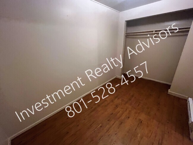 Building Photo - 585 Main St