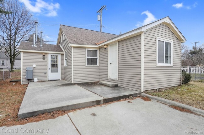 Building Photo - 47181 Pinecrest Dr