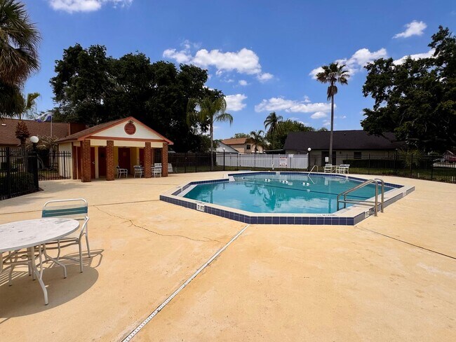 Building Photo - Whisper Lakes 3 Bedroom 2 Bath Home with Granite Counter Tops, Stainless Appliances and a Fenced ...