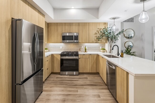 Building Photo - Intro