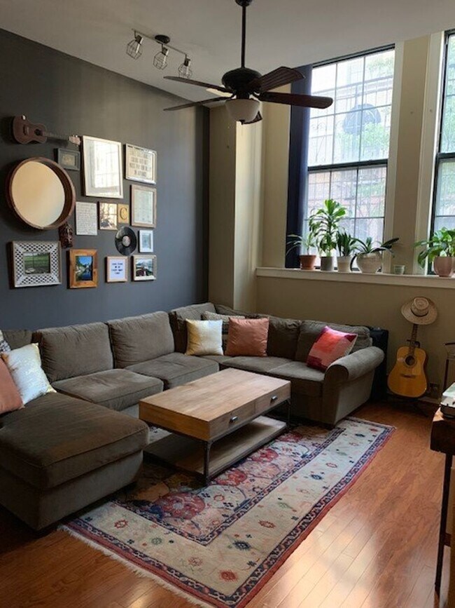 Foto del edificio - Gorgeous 2-Bedroom Condo in Old City! Free Parking Spot Included!