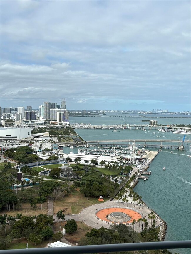 Foto del edificio - 325 S Biscayne Blvd