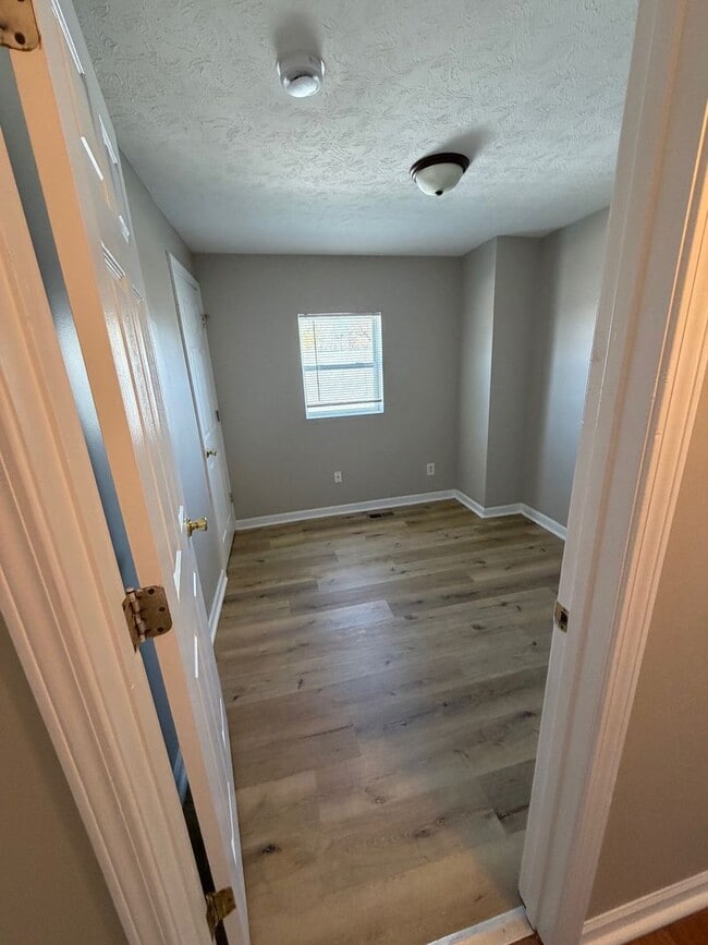 Building Photo - South Side 3 Bedroom Half Double